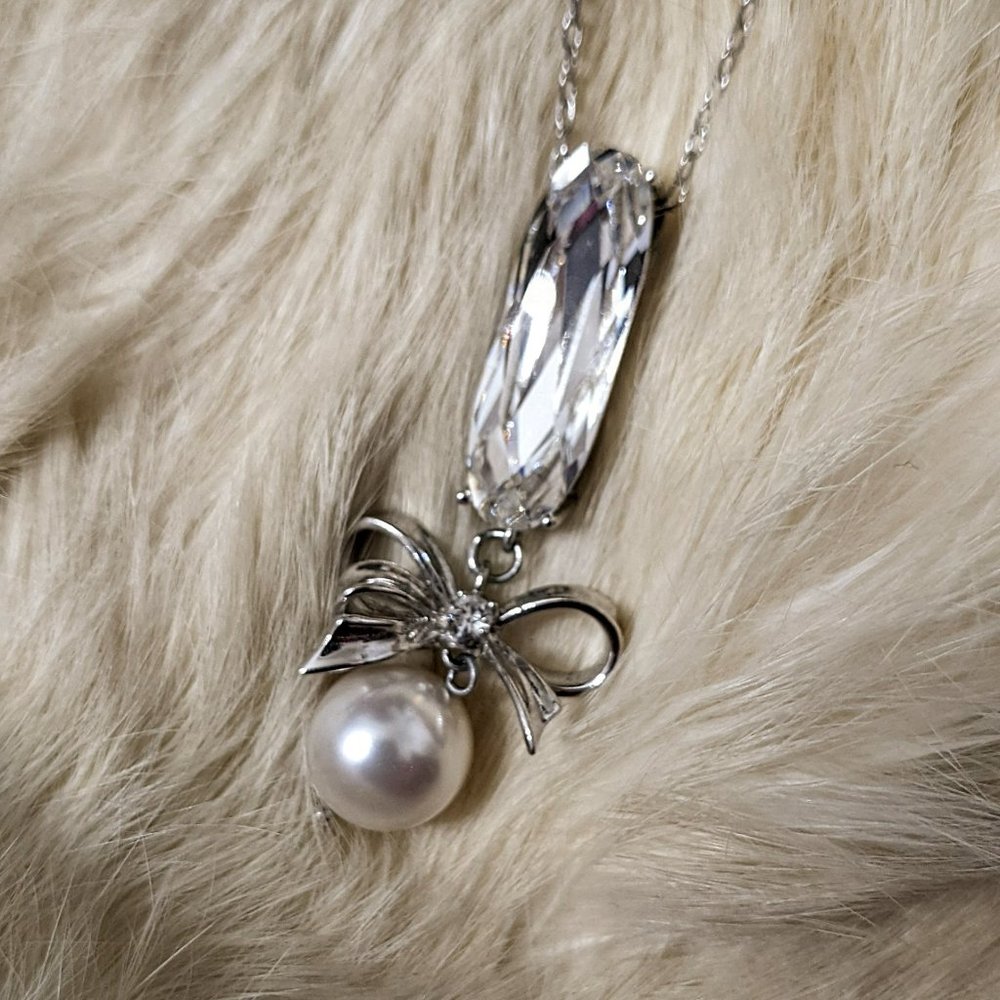 Beautiful Crystal-Pearl-Bow Style Silver Necklace